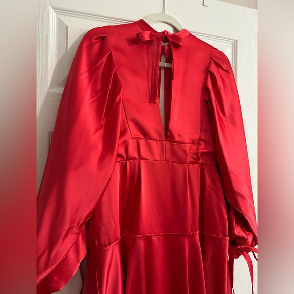 Self Portrait red satin midi dress 6. nwt orig $798.
New without tags - Picture 6 of 7